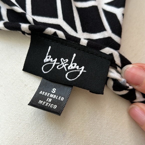 Black and white geometric crop long sleeve top - Picture 4 of 5